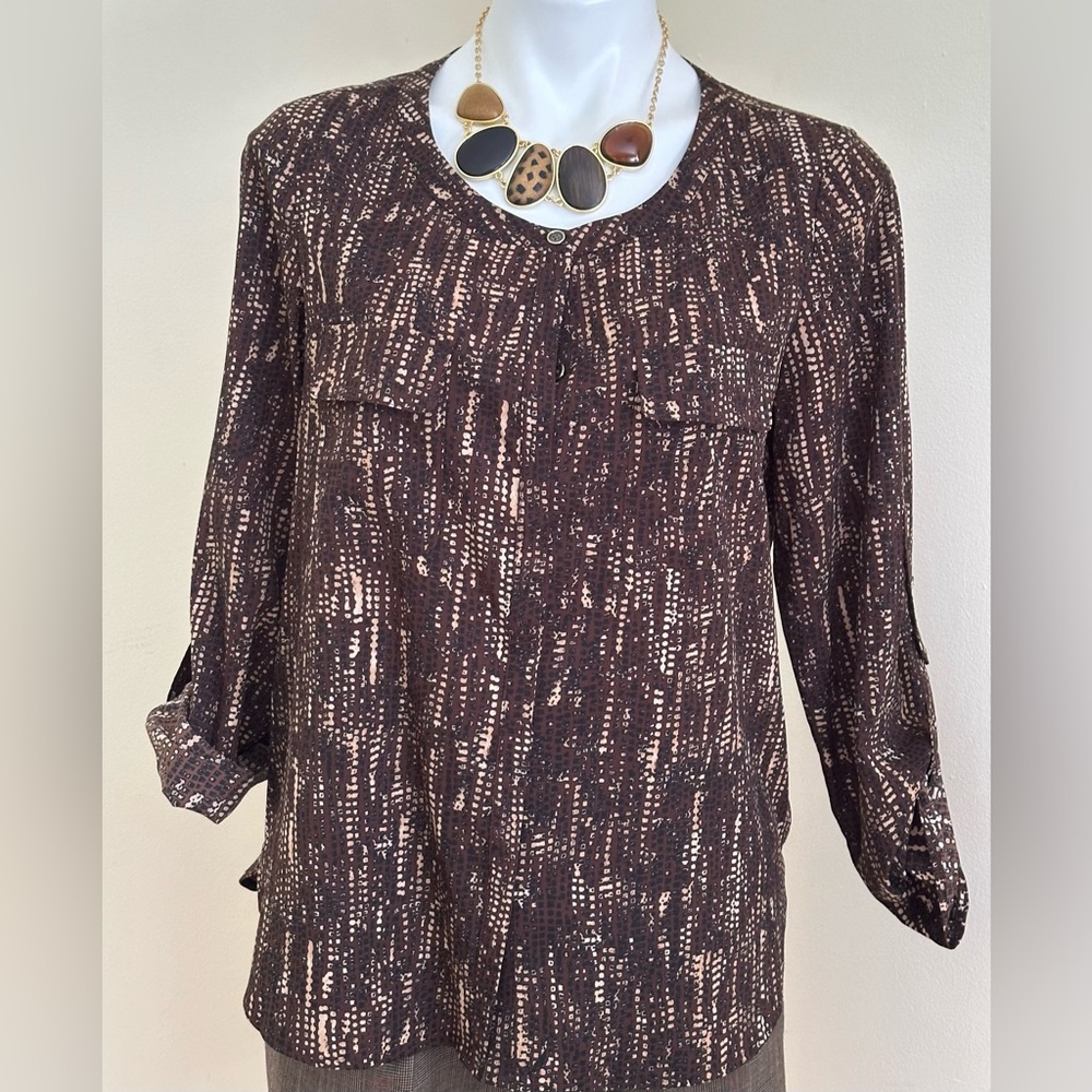 ANNE KLEIN Brown & Tan Geometric Blouse. Scoop Neck.Sleeves roll up tabs Sz M